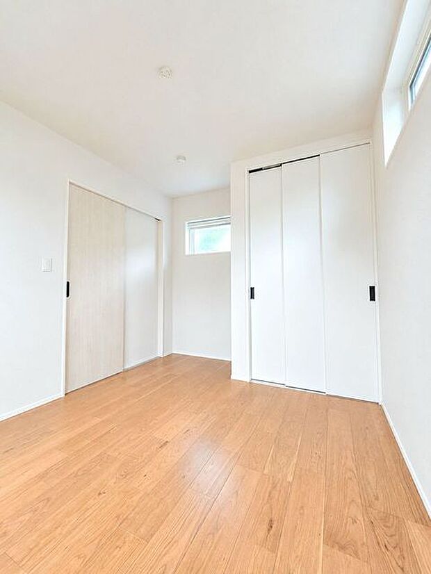 洋室は明るい空間となっています!子供部屋にも良さそうですね!