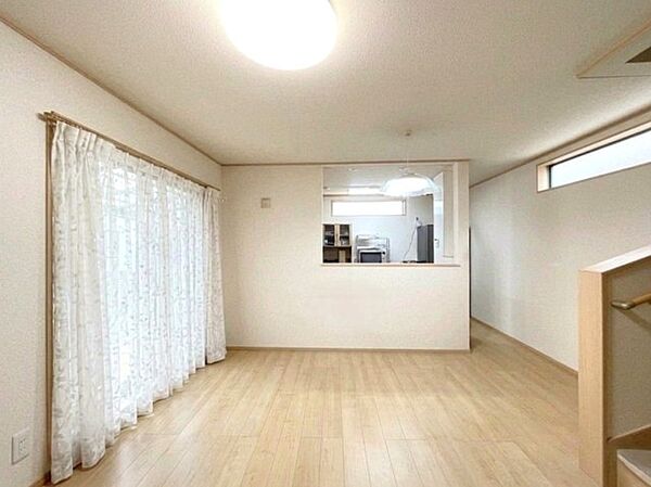 対面キッチン採用のリビングは、南側からお日様もたっぷり届く明るい空間です。 ※家具はCGで消してあります