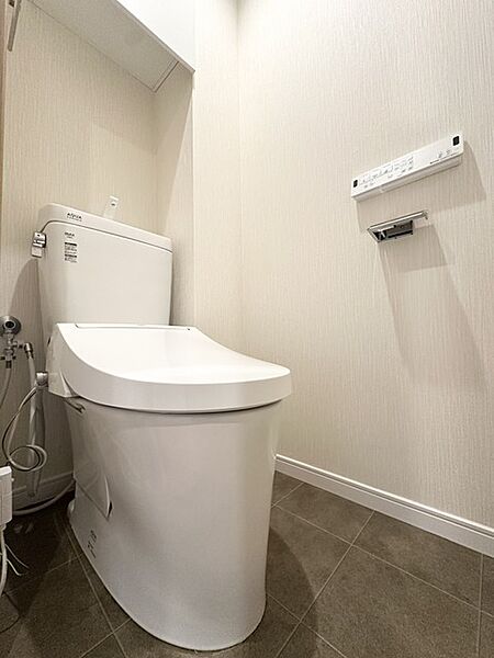 壁には埋め込み式の収納があります！ トイレットペーパー等のストックに便利です！