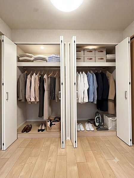 大型のクローゼットです！ これだけの収納力があれば部屋もスッキリ保てますよ！  ※家具はイメージです