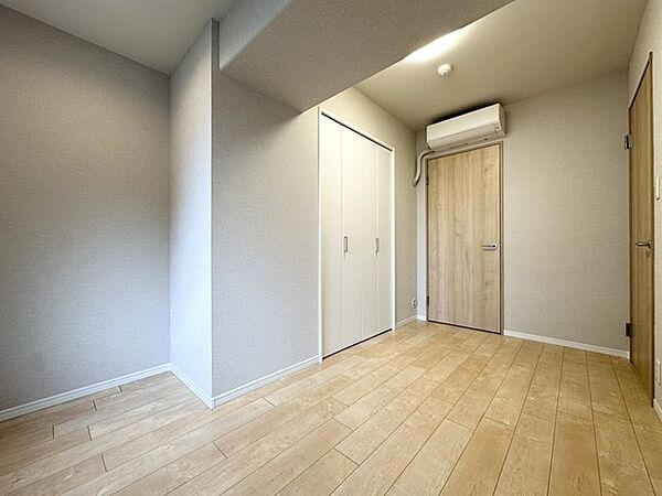大きな窓からは快適な光を取り入れ、通気性能を上げる事で居心地の良い空間を演出します