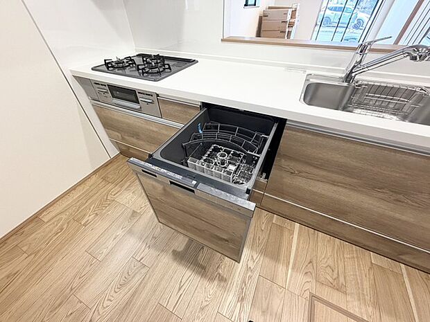 家事の時短に効果大の食洗器付き。高温でパワフルに洗い、温風乾燥します。手洗いよりも節水・節約が可能です。 一度使うと手放せないですよ!