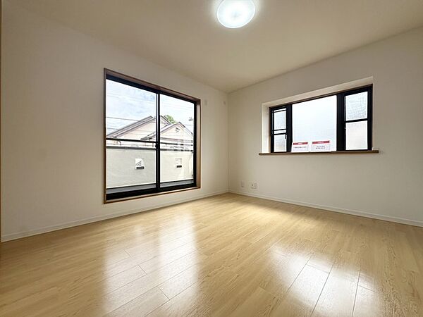 寝室は明るい空間となっています！子供部屋にも良さそうですね！