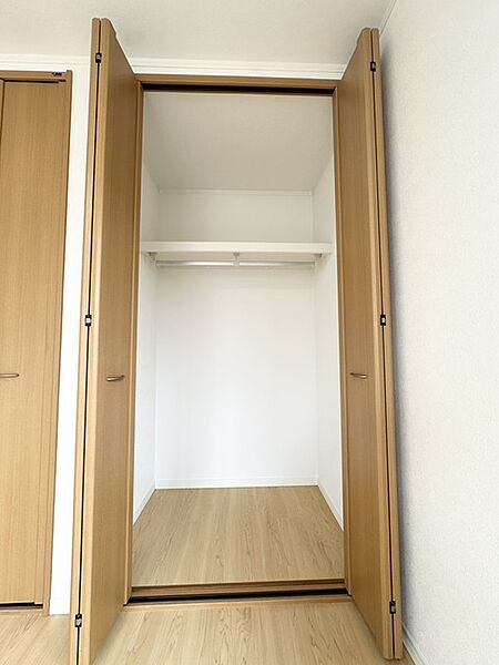 クローゼットも内にはハンガーパイプも設置されています！ そのまま洋服を掛けられるので、洋服ダンスも必要なさそうですね！