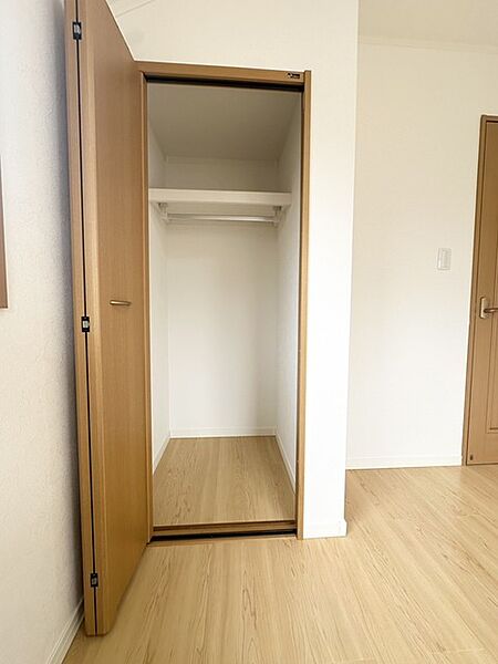 ゴルフバックや趣味の物など、まとめて収納できるのでお部屋を有効に使えますね！ たくさんのお洋服やバッグを見やすく・取り出しやすく、慌ただしい朝もコーディネートを決めやすくなります。
