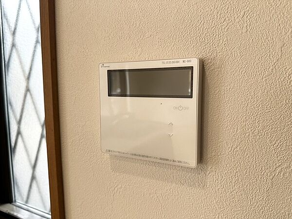 キッチンの壁にはユニットバスのコントローラーが設置されています！ お湯張りや追焚き操作もキッチンから操作でき いつでも温かいお風呂に入ることができます！