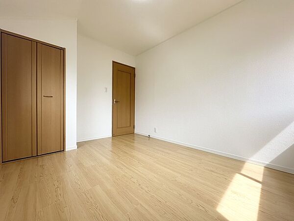 洋室は明るい空間となっています！子供部屋にも良さそうですね！