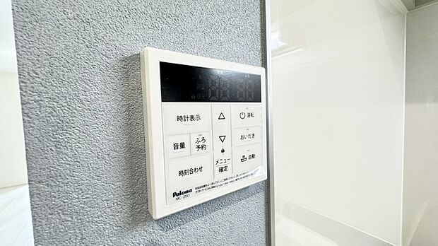 キッチンの壁にはユニットバスのコントローラーが設置されています! お湯張りや追焚き操作もキッチンから操作でき いつでも温かいお風呂に入ることができます!