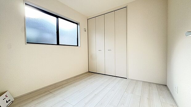 洋室は明るい空間となっています!子供部屋にも良さそうですね!
