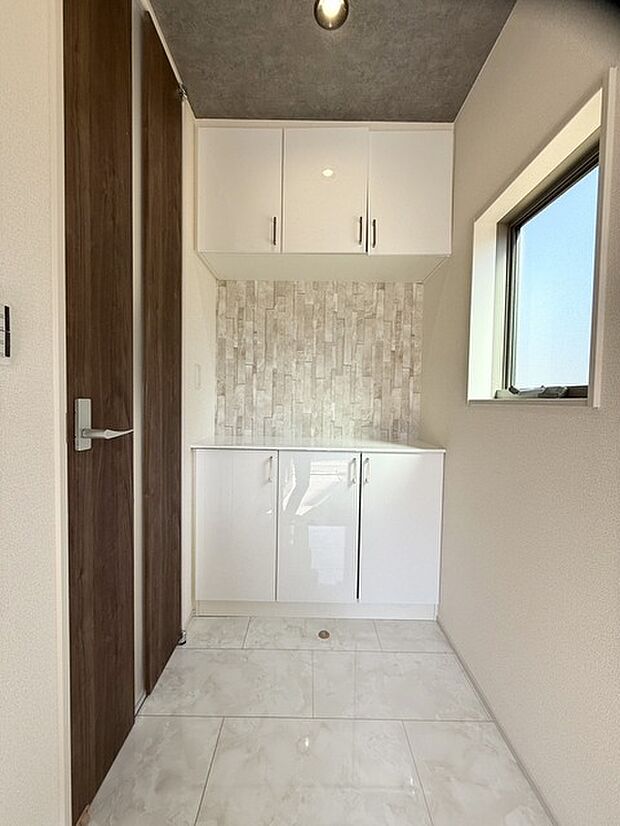 お家に出会う人々を出迎える玄関だからこそ、広々清潔感あふれる空間にしたいですね！ 