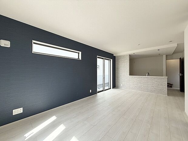 光と風が溢れる開放的なダイニングには自然と家族みんなが集まってきます。明るく穏やかな空気の中で飲んだり、食べたり、笑ったり。 