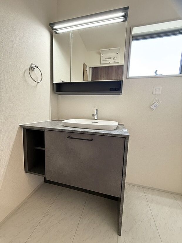 朝の身支度に便利なシャンプードレッサーはとっても便利です！シンク下の収納でアメニティ類のストックもバッチリ！ 