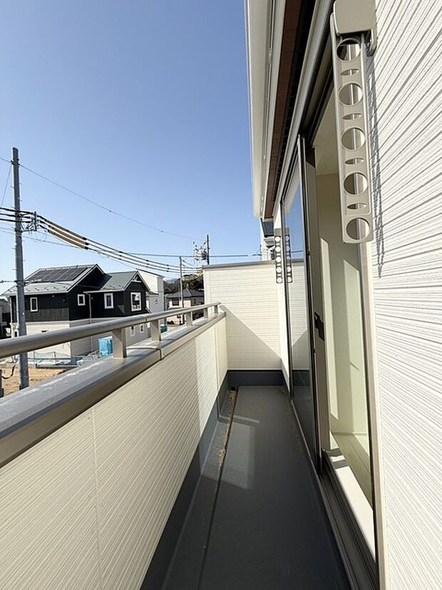広々としたバルコニーがあり、たくさんの洗濯物を干すことができます！ 日当たりが良く暖かいですよ～！ 