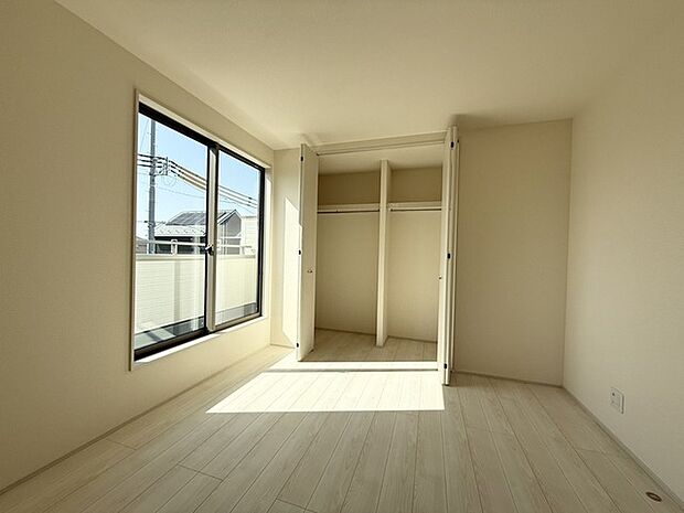 大容量の収納がある洋室。広々としたスペースでご家族の主寝室として、趣味のスペースなど多目的な用途に使用することができます！ 