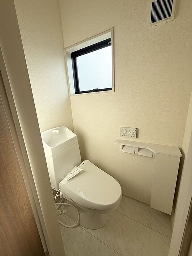 トイレは2か所ございますので、朝の込み合う時間帯も安心です! 来客時にも気兼ねなくご使用いただけます。