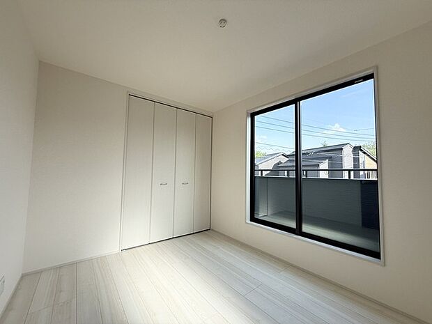 バルコニーに面した洋室はとっても明るいお部屋です! 布団干しも楽々ですし、天気の良い日は外に出て風にあたるのも良いですね!