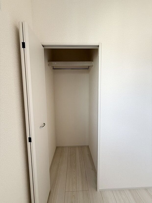 クローゼットも内にはハンガーパイプも設置されています! そのまま洋服を掛けられるので、洋服ダンスも必要なさそうですね!