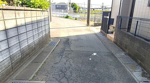 交通量の少ない前面道路です。 小さなお子様がいるご家庭でも安心です！