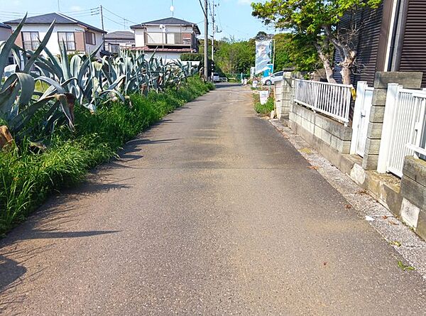 交通量の少ない前面道路です。 小さなお子様がいるご家庭でも安心です！