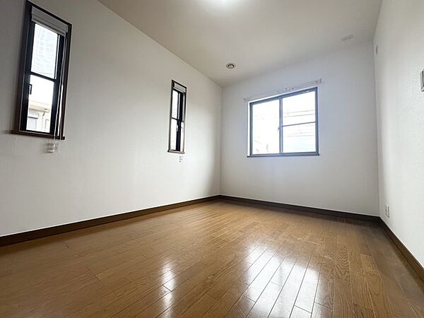 寝室は明るい空間となっています！子供部屋にも良さそうですね！