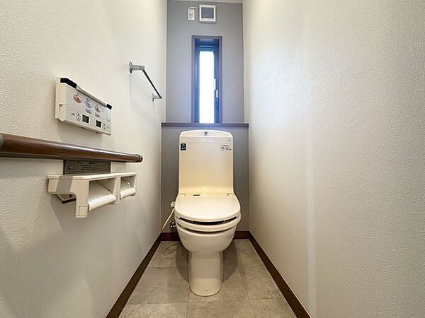 トイレは2か所ございますので、朝の込み合う時間帯も安心です！ 来客時にも気兼ねなくご使用いただけます。