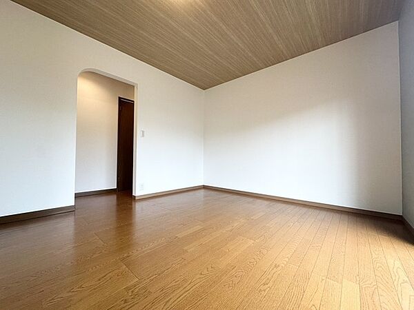洋室は明るい空間となっています！子供部屋にも良さそうですね！