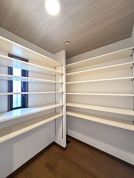 空間を有効的に活用することで、様々なサイズのアイテムをしまうことができ、モノで雑然としがちな玄関をスッキリとした状態に保てます。