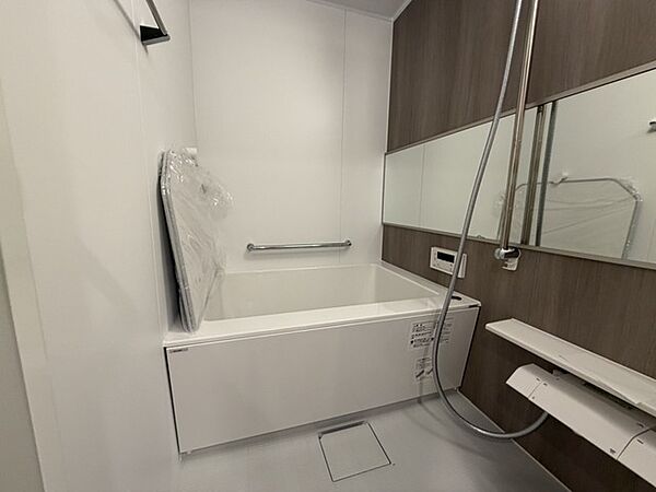 浴室換気乾燥暖房機能付きの浴室は、雨の日でも乾燥機能で洗濯物をカラっと乾かせます。自動湯はりや追い焚き機能を備えたオートバスで一日の疲れを癒していただけます。