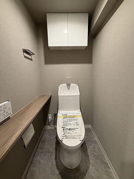 ウォシュレット付きです！ 上部に収納棚があるので、トイレットペーパー等のストックもバッチリです！