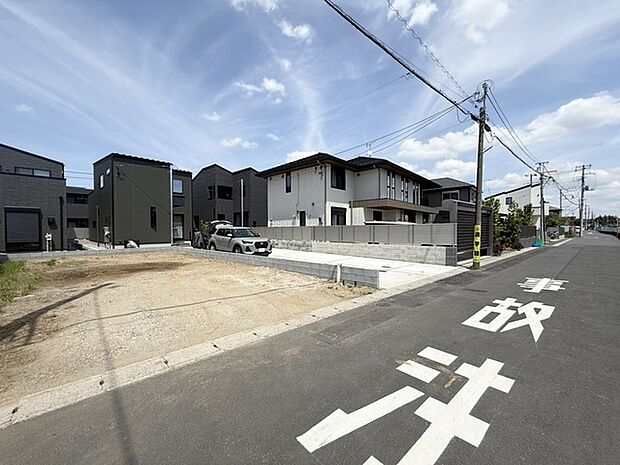 閑静な住宅街です!お子様と手を繋いで並んで歩けるくらい広い前面道路です!