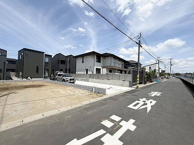 交通量の少ない前面道路です。 小さなお子様がいるご家庭でも安心です!