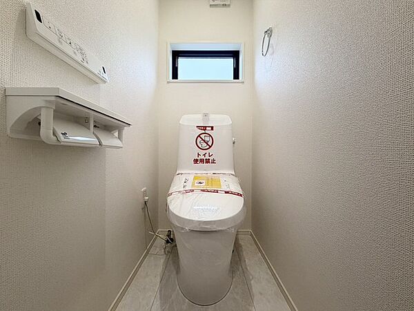 ウォシュレット付きです！ 上部に収納棚があるので、トイレットペーパー等のストックもバッチリです！