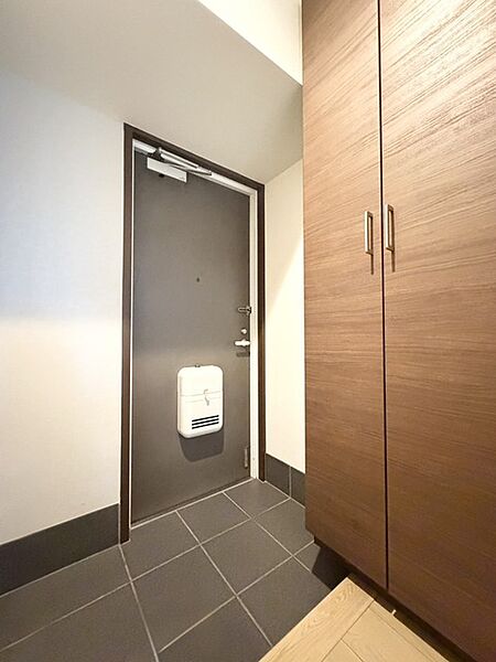 大型の下駄箱収納でお気に入りの靴もたっぷり収納できますね！