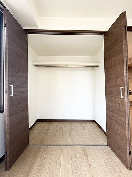大型のクローゼットです！ これだけの収納力があれば部屋もスッキリ保てますよ！
