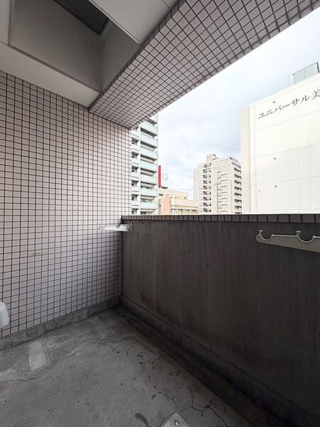 広々としたバルコニーがあり、たくさんの洗濯物を干すことができます！ 日当たりが良く暖かいですよ～！