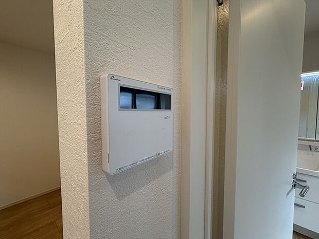 キッチンの壁にはユニットバスのコントローラーが設置されています! お湯張りや追焚き操作もキッチンから操作でき いつでも温かいお風呂に入ることができます!
