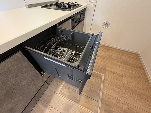 家事の時短に効果大の食洗器付き。高温でパワフルに洗い、温風乾燥します。手洗いよりも節水・節約が可能です。 一度使うと手放せないですよ!