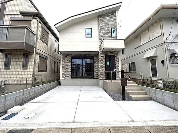 建物完成しました! 閑静な住宅地で小さなお子様がいるご家族にも安心。 住宅地で叶える穏やかな新生活が待ってます。 是非、現地ご内見ください!