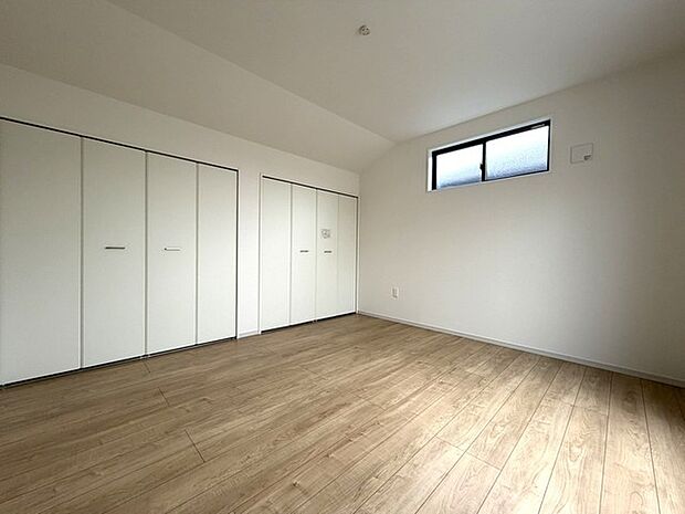 洋室は明るい空間となっています!子供部屋にも良さそうですね!