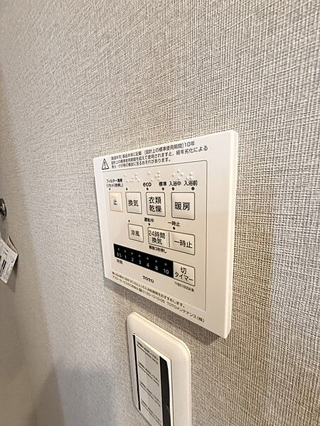 キッチンの壁にはユニットバスのコントローラーが設置されています！ お湯張りや追焚き操作もキッチンから操作でき いつでも温かいお風呂に入ることができます！
