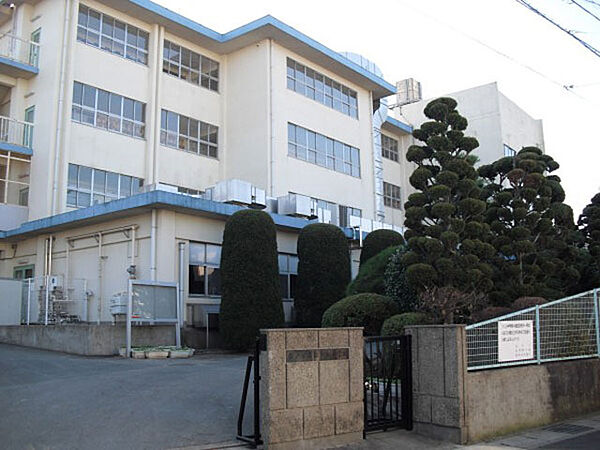 松ケ丘小学校（790m）