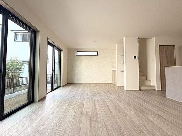 キッチンと統一感のある家具など設置し、お洒落な空間に！ 