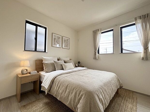 寝室は明るい空間となっています！子供部屋にも良さそうですね！ ※家具はイメージです