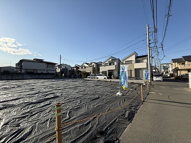 閑静な住宅街です！お子様と手を繋いで並んで歩けるくらい広い前面道路です！ 
