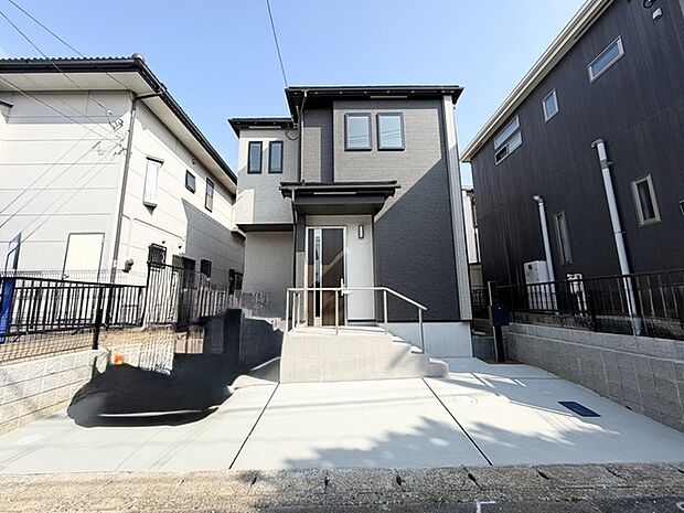 建物完成しました! 閑静な住宅地で小さなお子様がいるご家族にも安心。 住宅地で叶える穏やかな新生活が待ってます。 是非、現地ご内見ください!