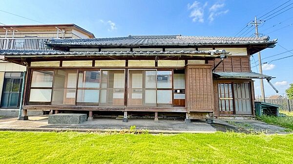 豊かな自然と空の青さが広がり、のどかな時間が流れる開放的な敷地です