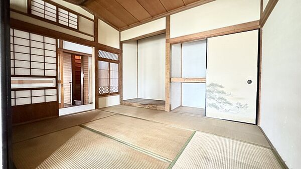 木肌の温もりと職人の意匠が調和する空間は、開放的な開口部により日当りと通風が確保され、伝統的な設えが暮らしに静かな落ち着きとゆとりをもたらしてくれます