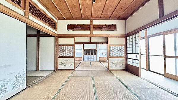 伝統的な意匠が息づく空間は、木の温もりと静寂が調和した趣のある佇まいとなっており、日本の美意識を感じる落ち着いた時間をお過ごしいただけます