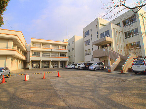 飯山満中学校（731m）