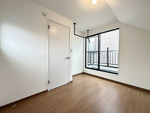 洋室は明るい空間となっています！子供部屋にも良さそうですね！ 